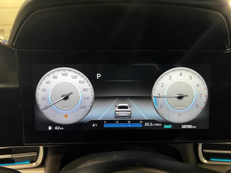 2023 Hyundai Elantra Luxury IVT w/Two-Tone Interior