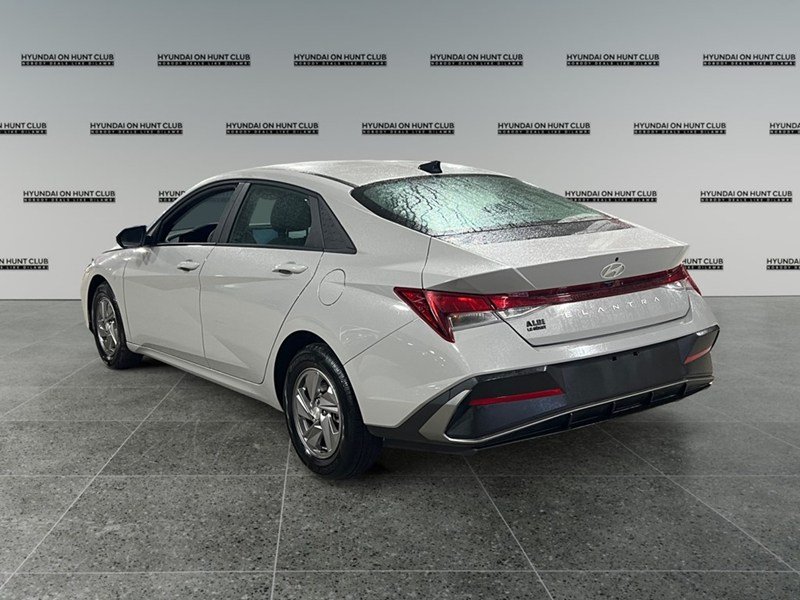 2025 Hyundai Elantra Essential IVT