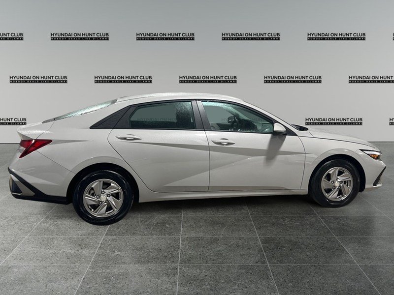 2025 Hyundai Elantra Essential IVT