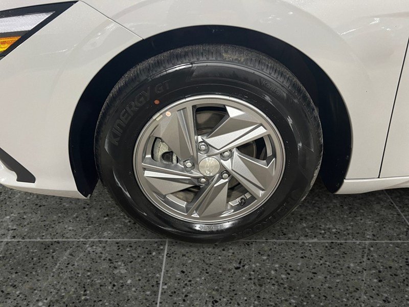 2025 Hyundai Elantra Essential IVT