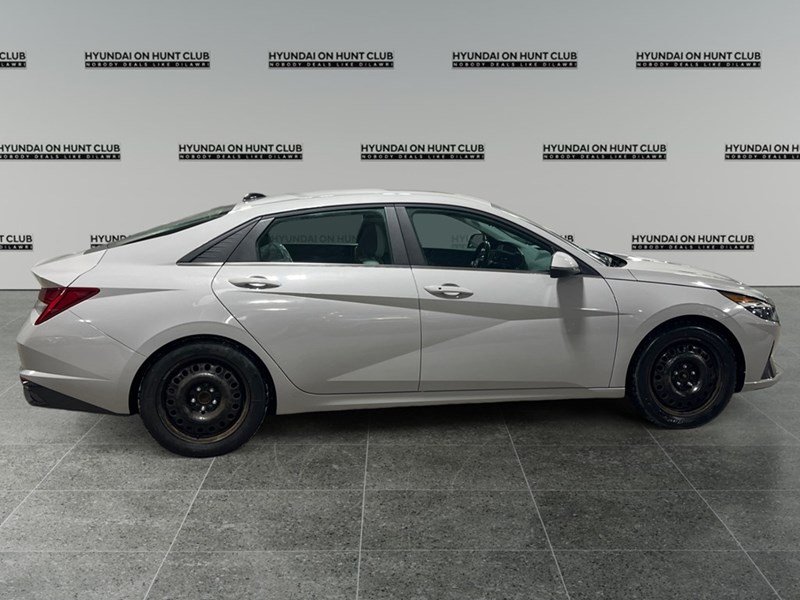 2023 Hyundai Elantra Luxury IVT w/Two-Tone Interior