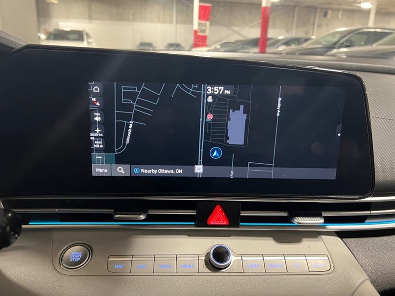 2023 Hyundai Elantra Luxury IVT w/Two-Tone Interior