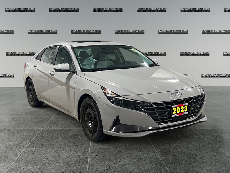 2023 Hyundai Elantra Luxury IVT w/Two-Tone Interior