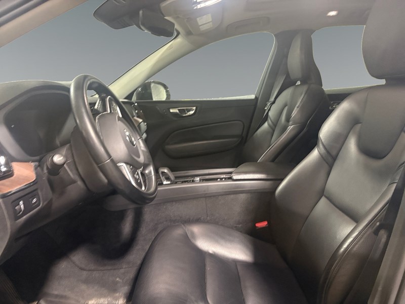 2022 Volvo XC60 B6 AWD Momentum
