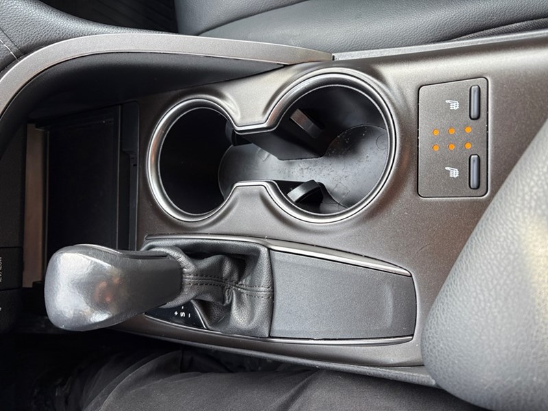 2024 Toyota Camry SE Auto