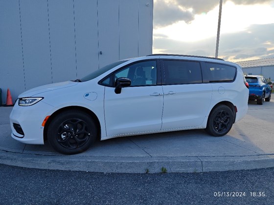2024 Chrysler Pacifica Hybrid Select