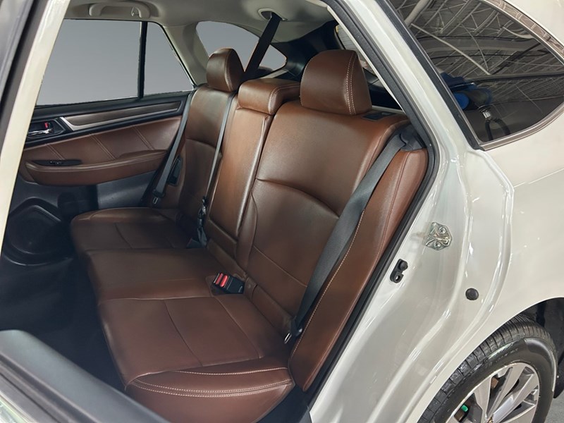 2017 Subaru Outback 2.5i Touring w/Tech | Ultra Low KM’s