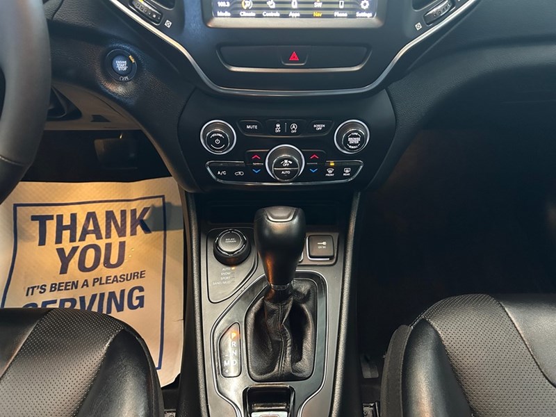 2022 Jeep Cherokee Altitude 4x4 V6 | Ultra Low KM's