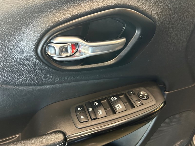 2022 Jeep Cherokee Altitude 4x4 V6 | Ultra Low KM's