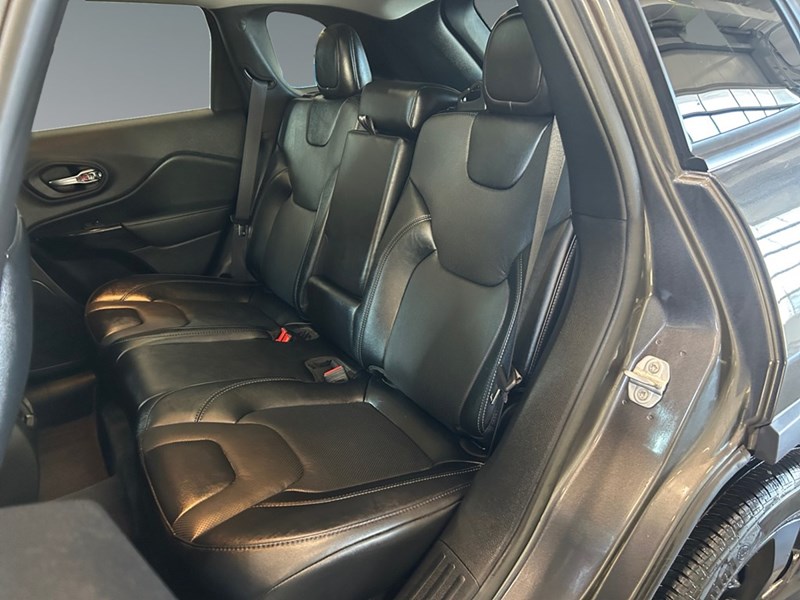 2022 Jeep Cherokee Altitude 4x4 V6 | Ultra Low KM's