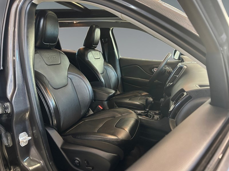 2022 Jeep Cherokee Altitude 4x4 V6 | Ultra Low KM's