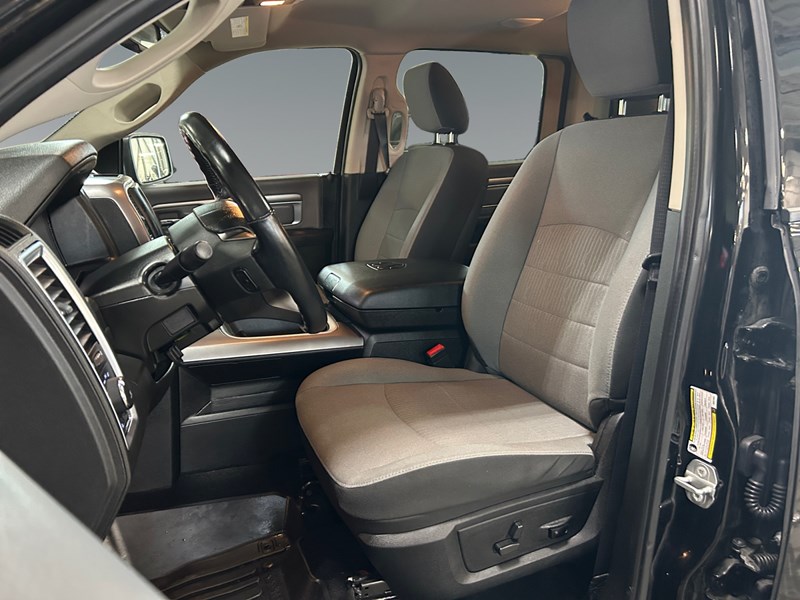 2023 RAM 1500 Classic SLT 4x4 Crew Cab | Black Appearance | Low KM's