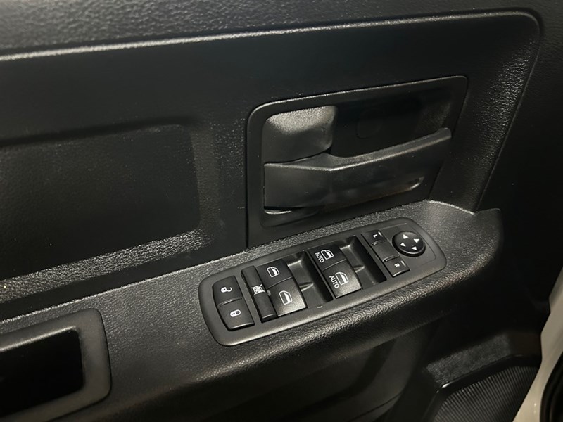 2021 RAM 1500 Classic Express 4x4 Crew Cab | Hemi V8 | Low KM's