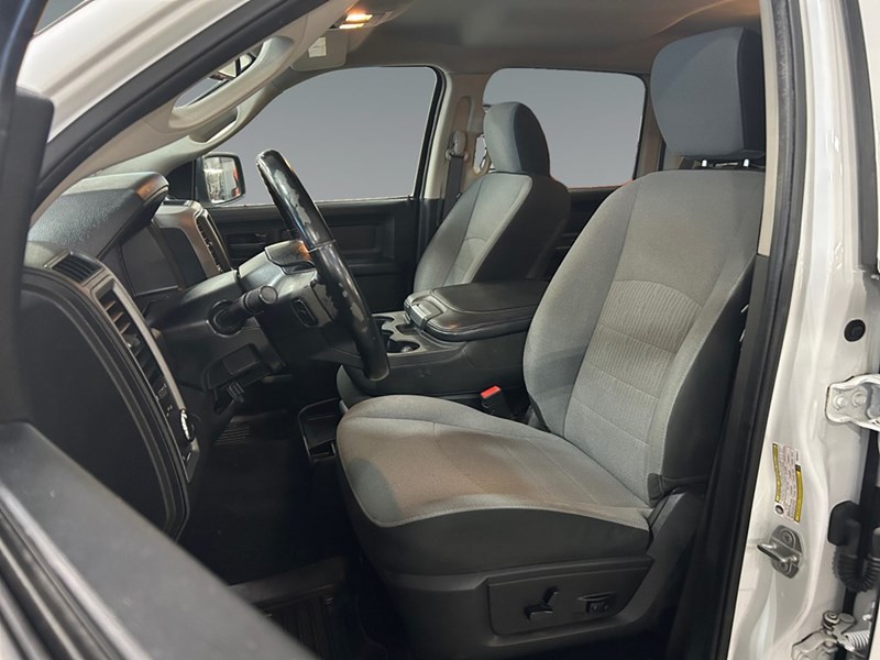 2021 RAM 1500 Classic Express 4x4 Crew Cab | Hemi V8 | Low KM's