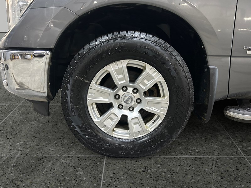 2017 Nissan Titan 4WD Crew Cab SV