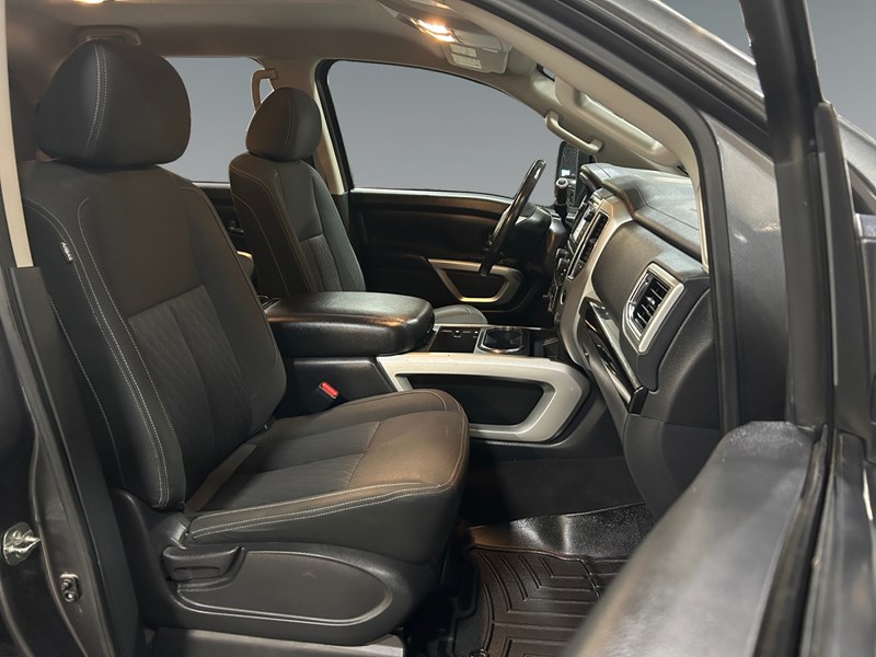 2017 Nissan Titan 4WD Crew Cab SV