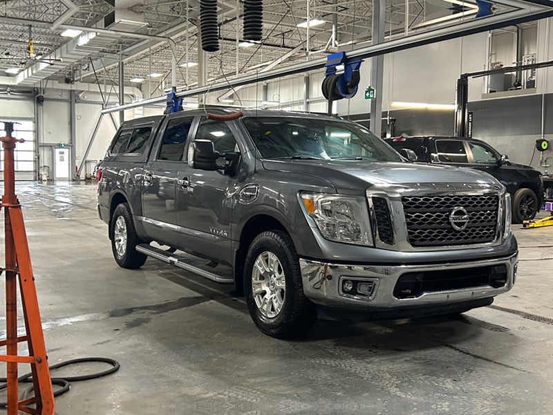 2017 Nissan Titan 4WD Crew Cab SV