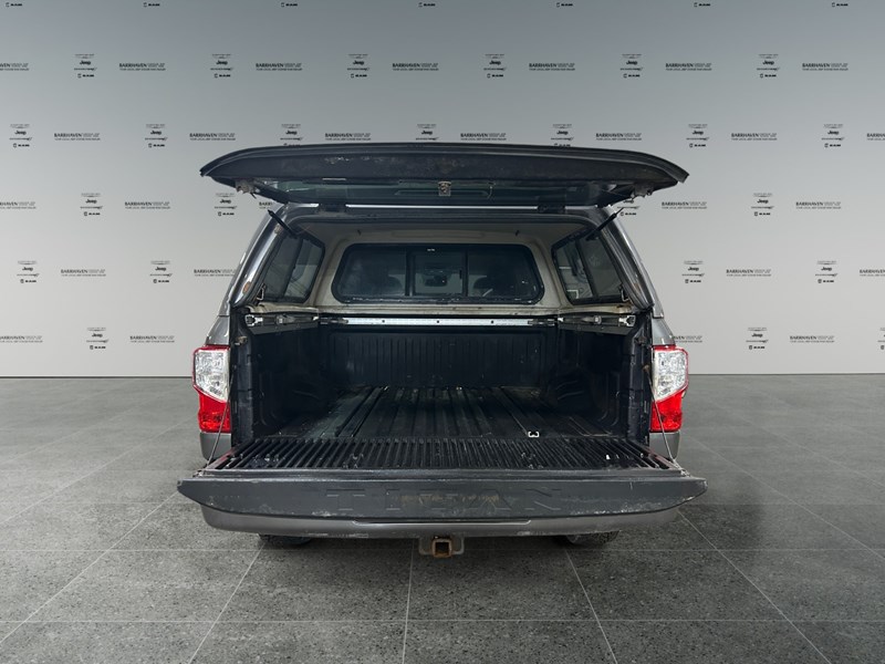 2017 Nissan Titan 4WD Crew Cab SV