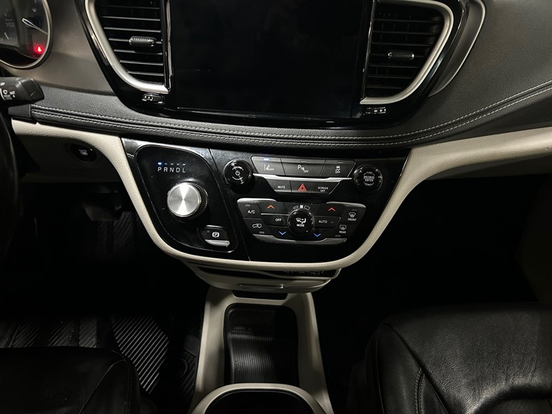 2022 Chrysler Pacifica Hybrid Touring L | Local Trade IN