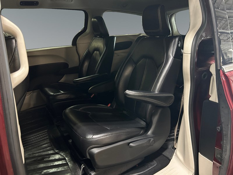 2022 Chrysler Pacifica Hybrid Touring L | Local Trade IN