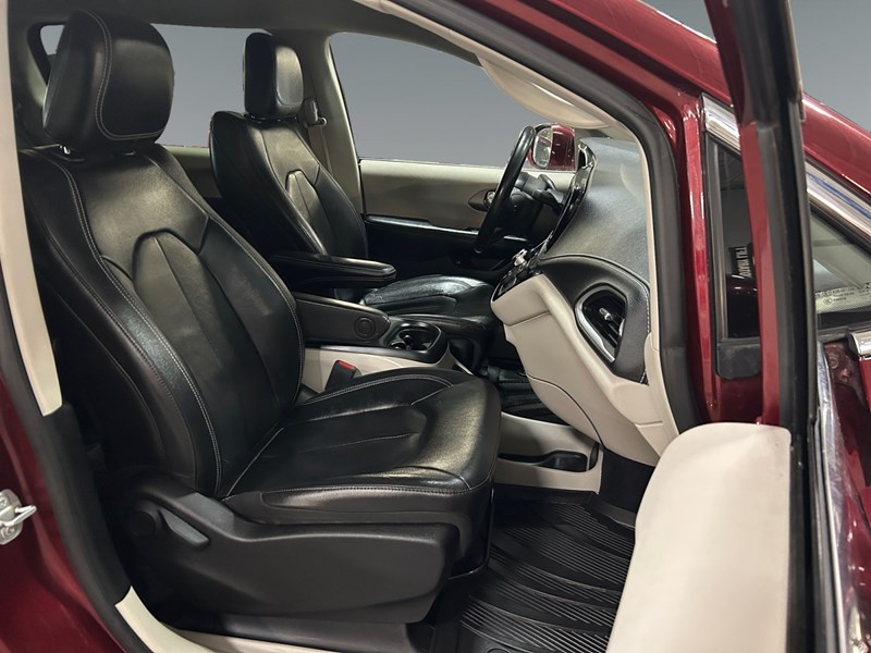 2022 Chrysler Pacifica Hybrid Touring L | Local Trade IN