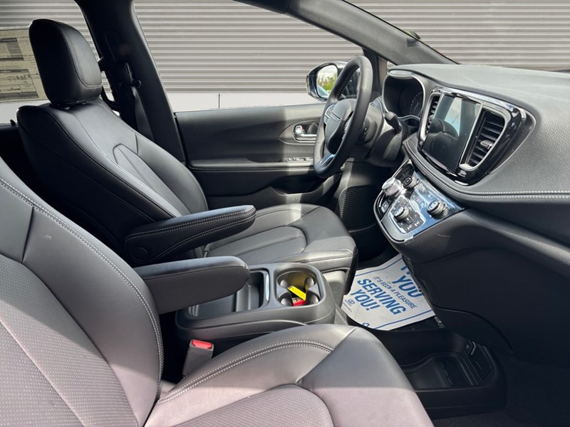 2027 Chrysler Pacifica Select