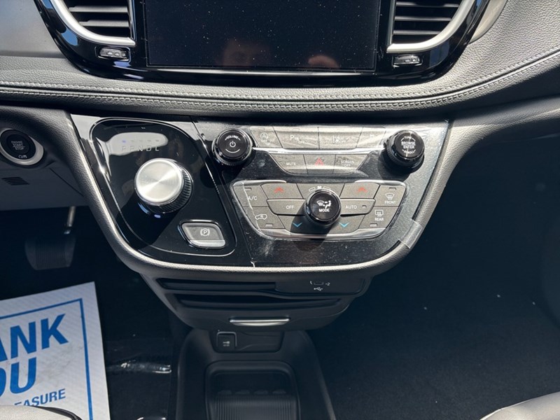2027 Chrysler Pacifica Select