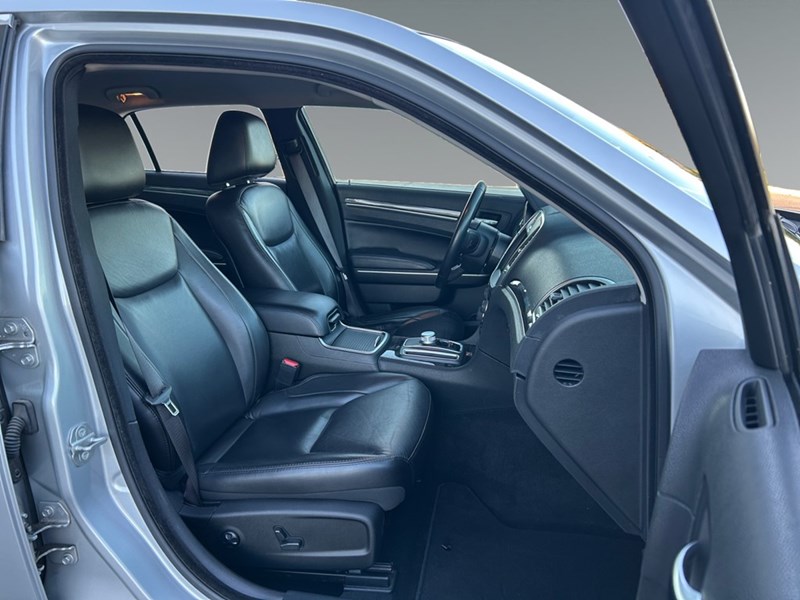 2021 Chrysler 300 Touring L AWD | Low KM’s