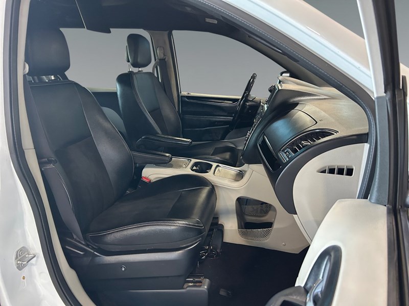 2019 Dodge Grand Caravan SXT Premium Plus | DVD | Nav | Low KM's