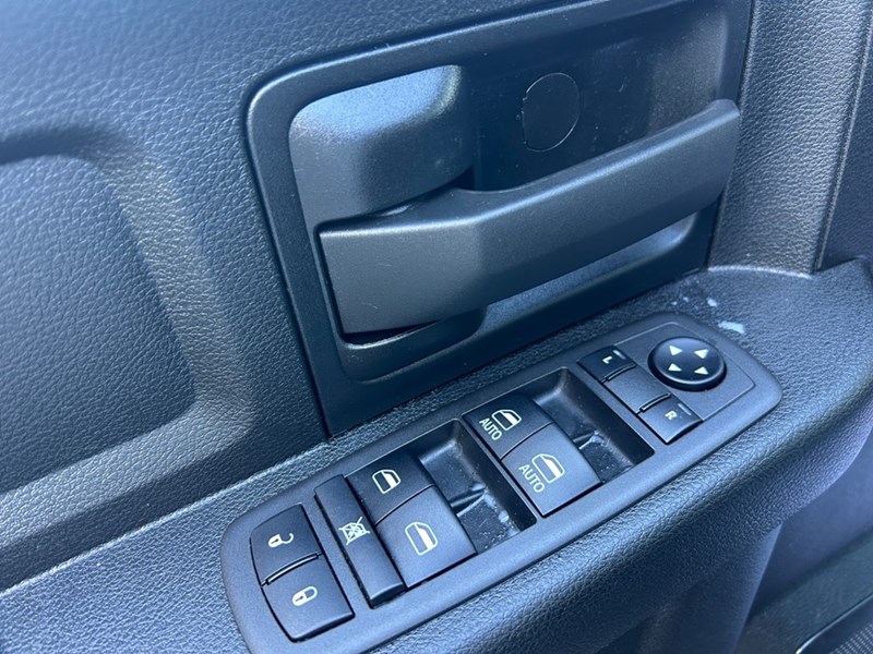 2021 RAM 1500 Classic Express 4x4 Crew V8 Hemi | Low KM’s