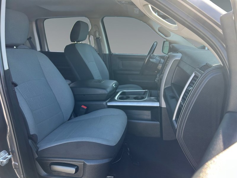 2021 RAM 1500 Classic Express 4x4 Crew V8 Hemi | Low KM’s