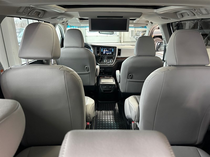 2017 Toyota Sienna XLE Limited | 7-Pass | AWD | Ultra Low KM's