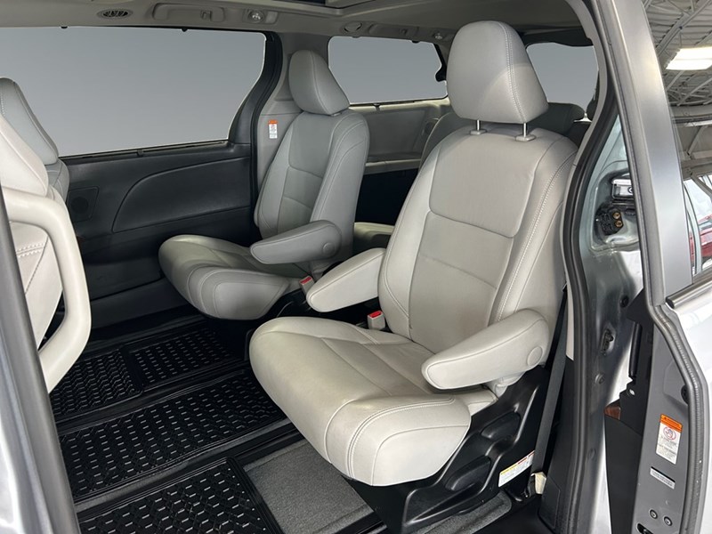 2017 Toyota Sienna XLE Limited | 7-Pass | AWD | Ultra Low KM's