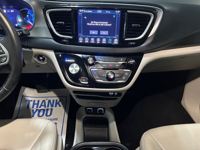 2018 Chrysler Pacifica Hybrid Touring-L | Ultra Low KM's