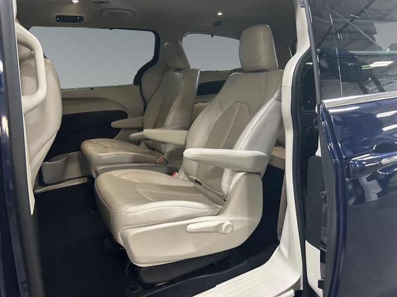 2018 Chrysler Pacifica Hybrid Touring-L | Ultra Low KM's