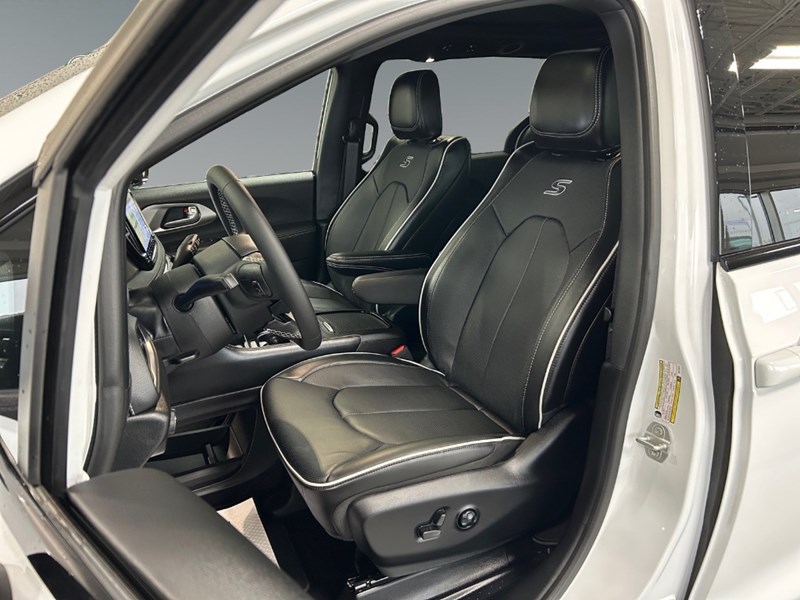 2024 Chrysler Pacifica Hybrid Premium S Appearance