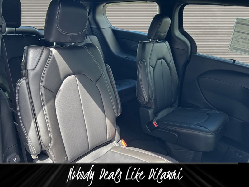 2027 Chrysler Pacifica Select