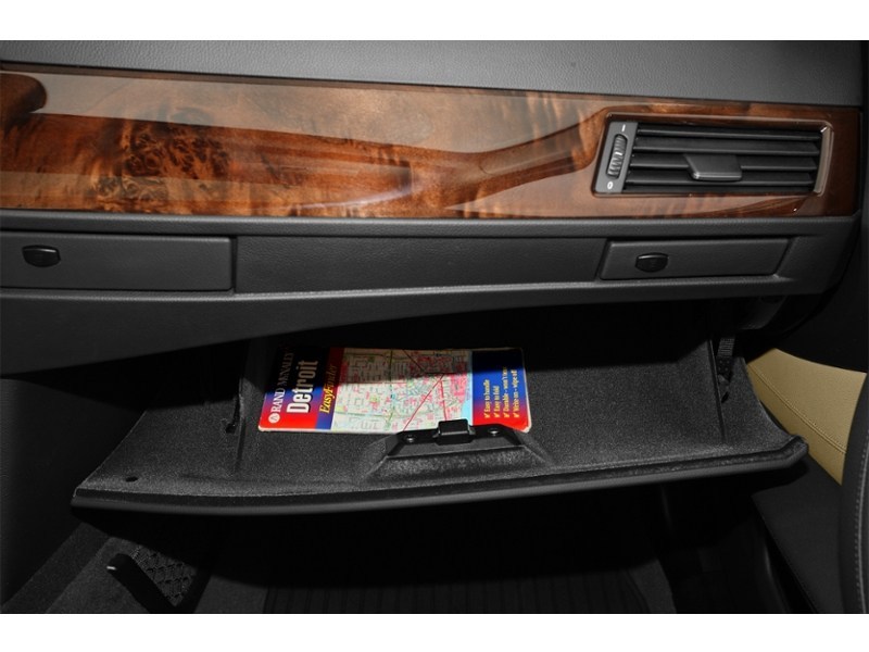 2009 BMW 528 4dr Sdn 528i RWD Interior Shot 4