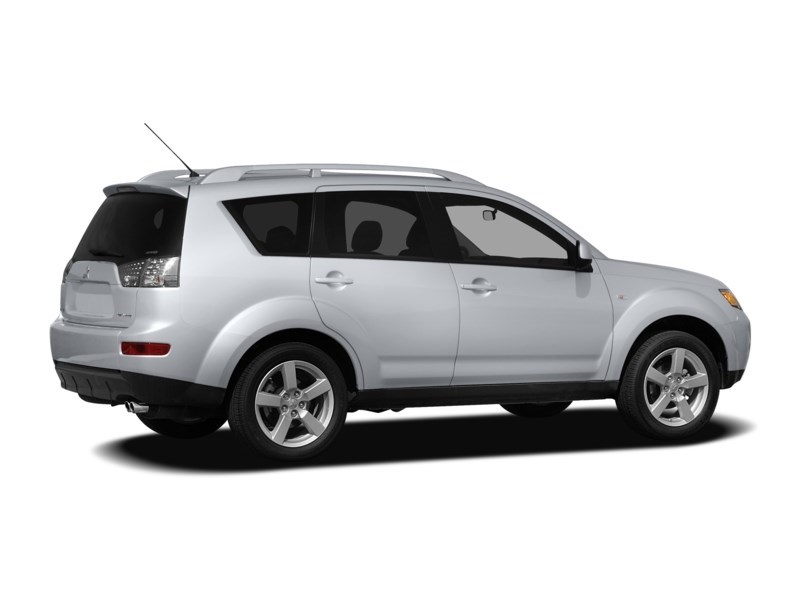 2009 Mitsubishi Outlander 4WD 4dr ES Exterior Shot 2