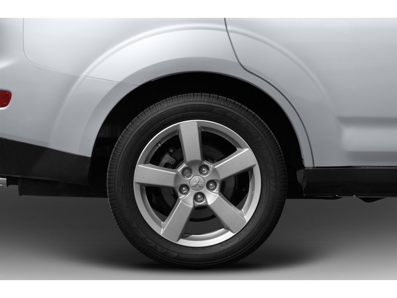 2009 Mitsubishi Outlander 4WD 4dr ES Exterior Shot 5