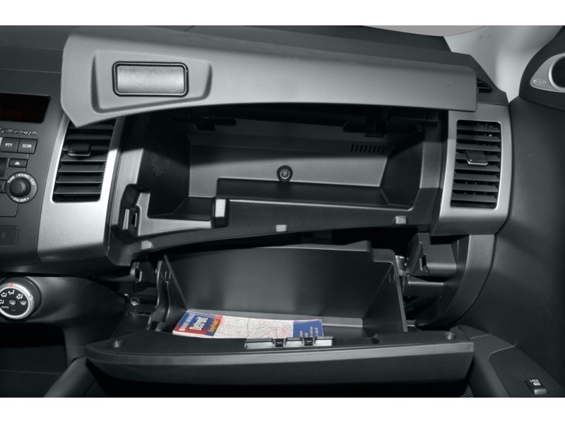 2009 Mitsubishi Outlander 4WD 4dr ES Interior Shot 4