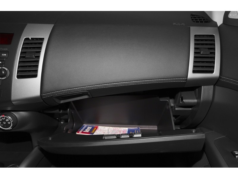 2010 Mitsubishi Outlander 2WD 4dr ES Interior Shot 4