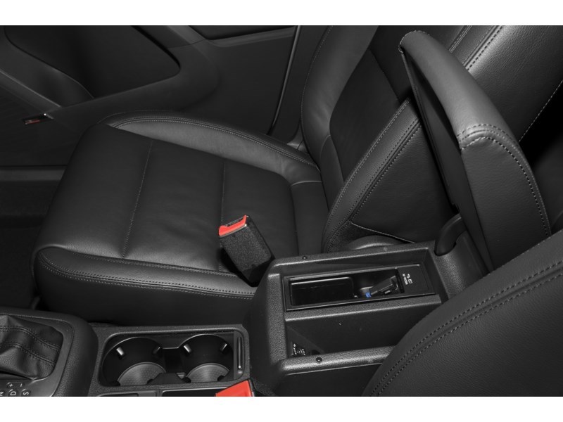 2017 Volkswagen Tiguan 2WD 4dr Trendline Interior Shot 8
