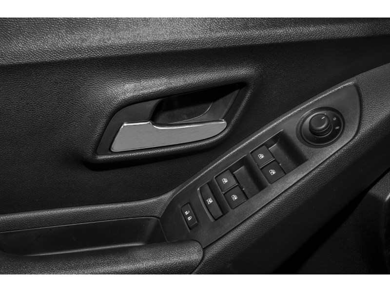 2015 Chevrolet Trax FWD 4dr LS Exterior Shot 14
