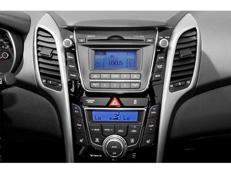 2013 Hyundai Elantra GT 5dr HB Man GL Interior Shot 2