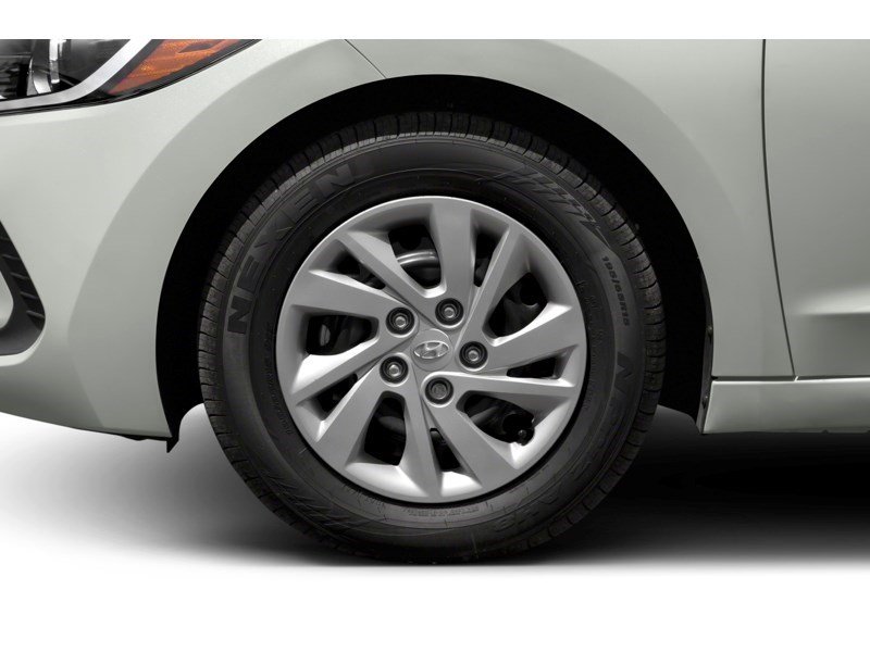 2017 Hyundai Elantra 4dr Sdn Auto LE Exterior Shot 5
