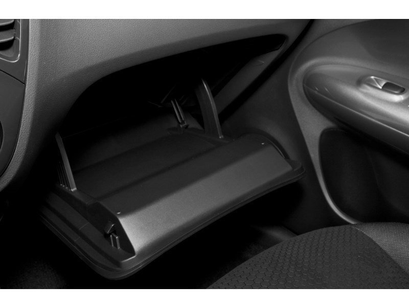 2013 Nissan Juke 5dr Wgn CVT SV FWD Interior Shot 4