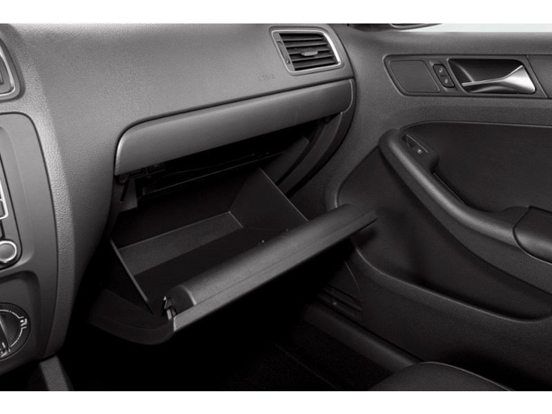 2013 Volkswagen Jetta 4dr 2.0L Man Trendline Interior Shot 3