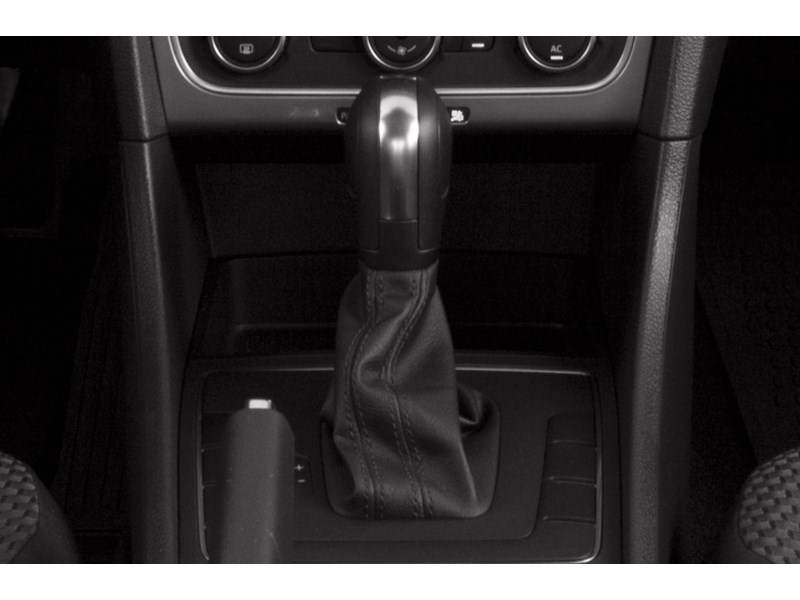 2013 Volkswagen Passat 4dr Sdn 2.5L Man Trendline Exterior Shot 9