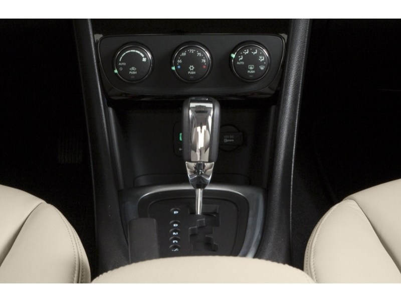 2014 Chrysler 200 4dr Sdn LX Exterior Shot 9
